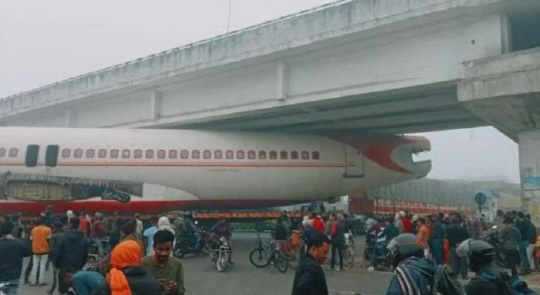 인도에서 한 항공기가 피프라코티 다리 밑에 끼는 일이 발생했다.  [출처=힌두스탄 타임스]